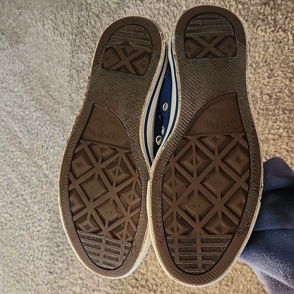 Blue low-top converse - Picture 5 of 13
